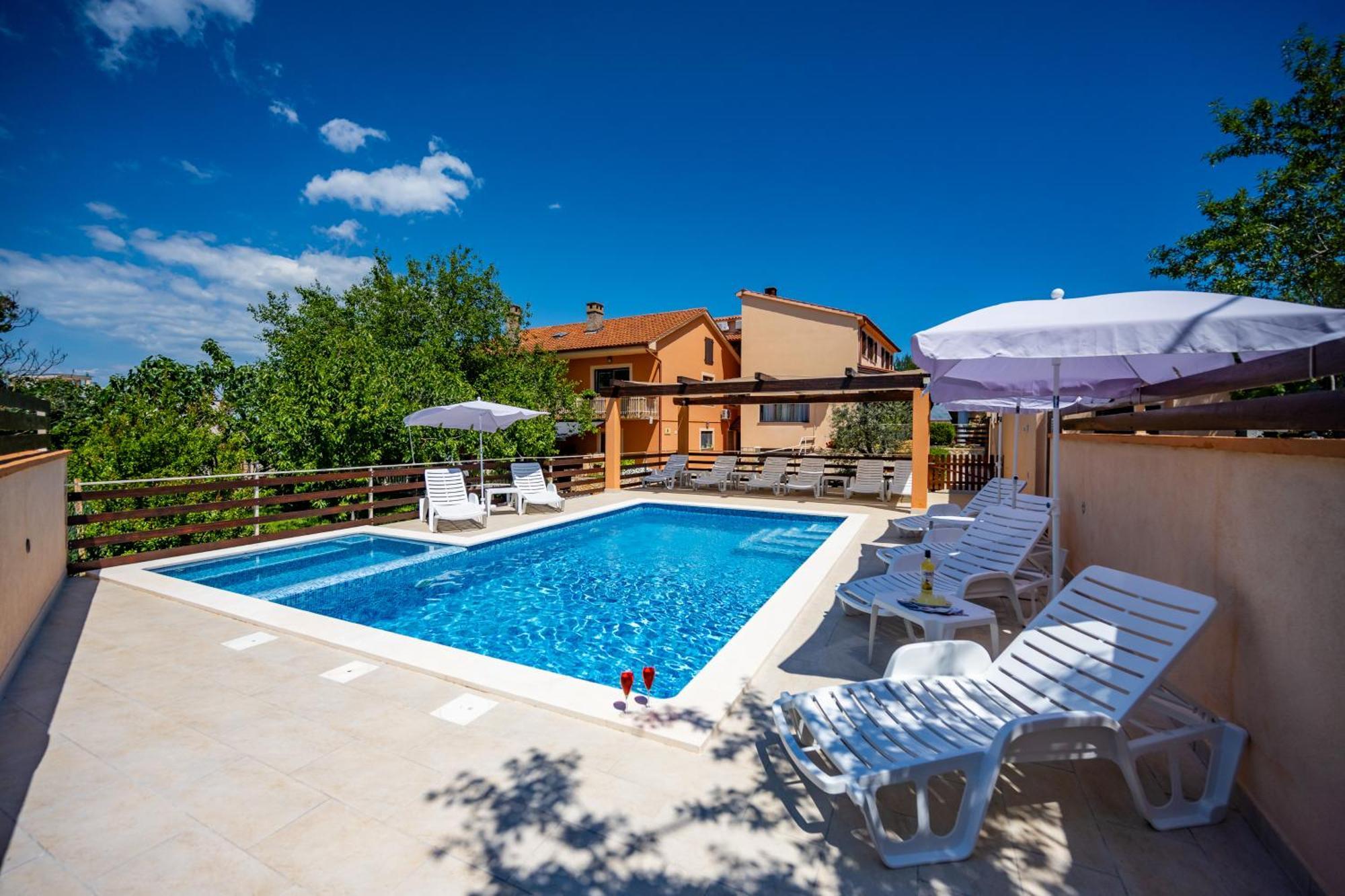 E-M Apartments With Private Pool ヴィンクラン エクステリア 写真