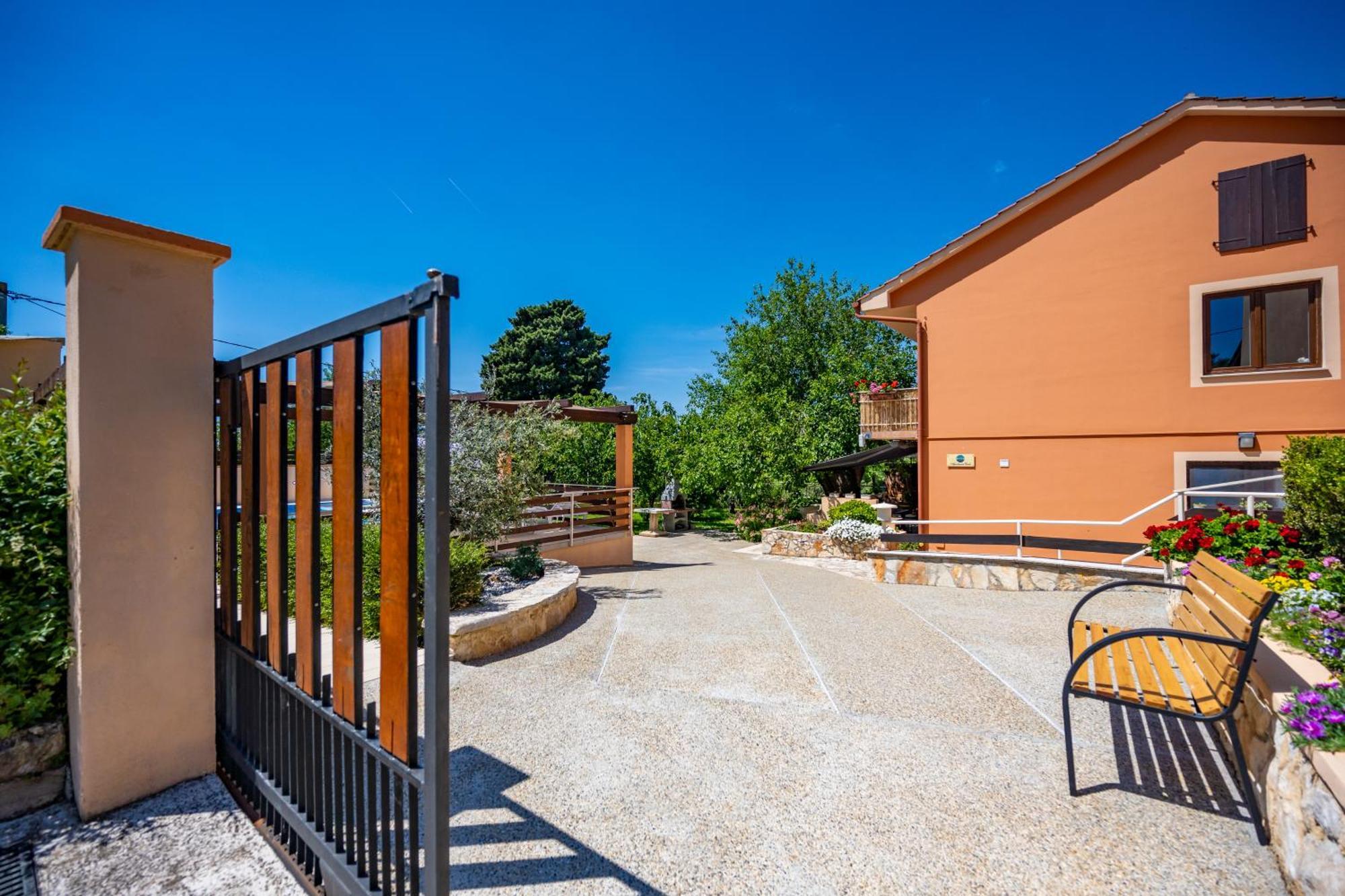 E-M Apartments With Private Pool ヴィンクラン エクステリア 写真